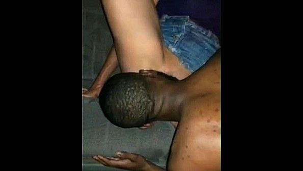 Негр классно ебет любительницу и заставляет стонать