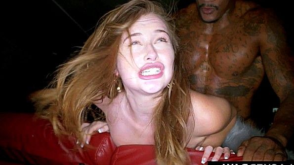 Девица познакомилась с негром и стала ебаться