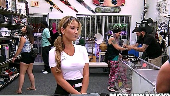 Разделась в кабинете и стала ебаться с мужиком