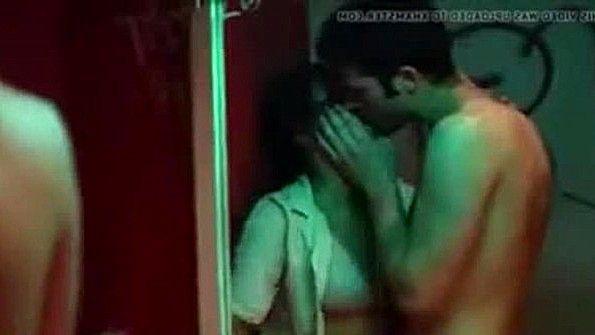 Индийская пара занимается страстным сексом