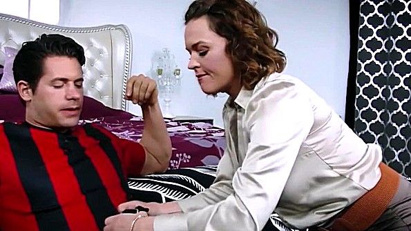 Милфа предложила пацану поебаться с ней