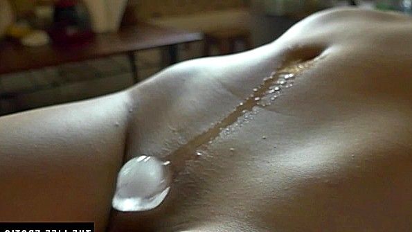 Необычная мастурбация кокетки с помощью кубика льда