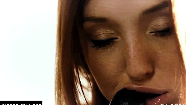 Ласкает дилдо и усаживается на него своей пиздой