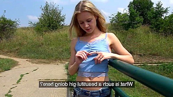 Молодая девка ебется с пикапером на природе