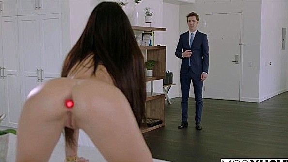 Кокетка с анальной затычкой просит оттрахать ее в зад