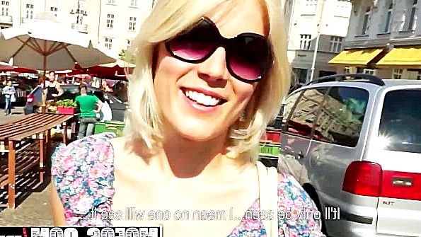 Бабенка задрала платье на улице для хуя пикапера