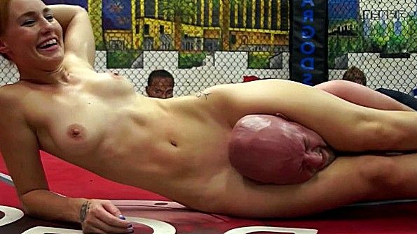 Голая баба завалила мужика и хочет получить лизание