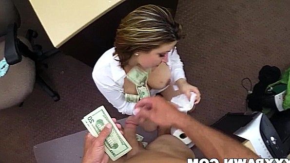 Позволила посмотреть сиськи и поебалась раком