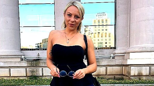 Роскошная бабенка поебется в доме на колесах