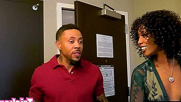 Привез богатую негритянку в гостиницу и там выебал