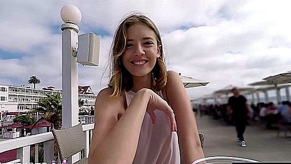 Дала ласкать пизду в машине и поебалась в доме