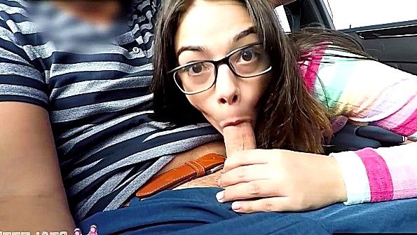 Очкастая девица сделала минет и безумно трахается