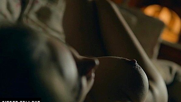 Похотливая домохозяйка устроила ночную мастурбацию