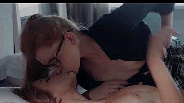 Две сучки со страпоном бухнулись в постель для ебли