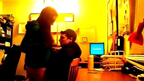 Скрытая камера сняла трах с девицей в офисе