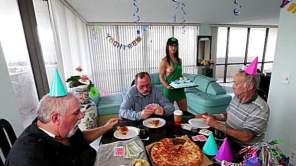 Очкастая деваха сексом поздравляет старика именинника