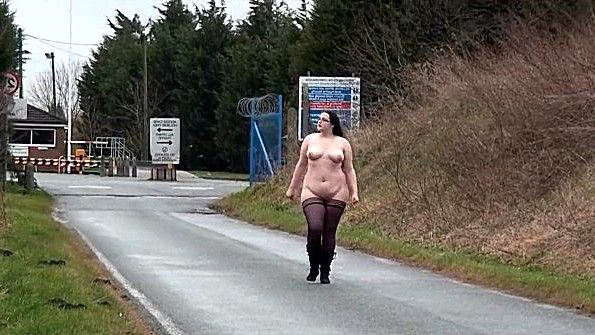Толстуха ходит голой в чулках по улицам