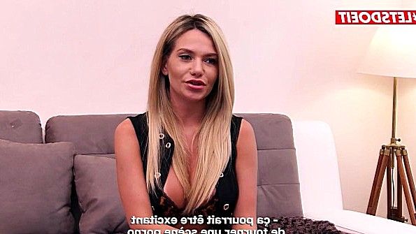 Русская барышня разделась на кастинге и стала ебаться