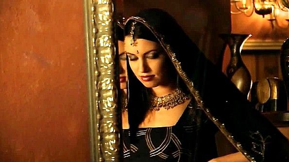 Сексапильная индианка занялась лаской тела