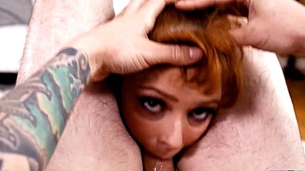 Рыжая шлюшка делает минет своему партнеру