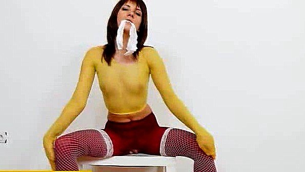 Фетишистка мастурбирует в нейлоне через колготы