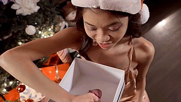 Новогодний подарок для азиатки завершился сексом