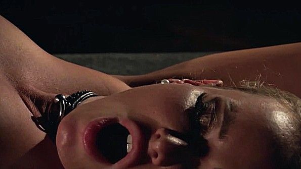 Мастер неторопливо трахает секс рабыню дилдо