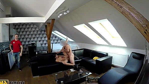 Очкарик позволил подружке поебаться с чуваком