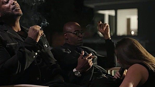 Жена готова обслужить пару черных фаллосов