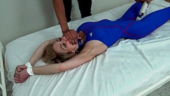 Связанной бабе мастурбируют пизду через лосины