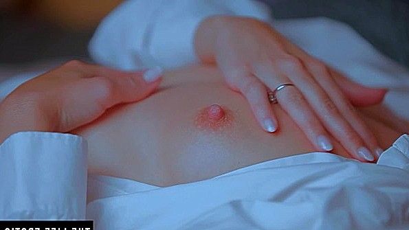 Тихонько ласкает в постели свои интимные места