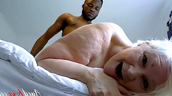 Толстая старуха позволила негру жестко ее поиметь