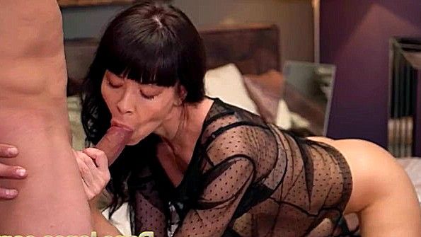 Показала мужу новое белье и стала трахаться