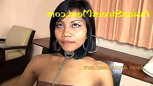 Тайка на поводке исполняет сексуальные приказы