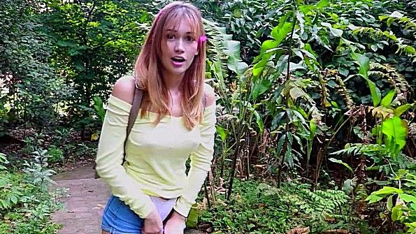 Девице нравится шалить и показывать писю публично