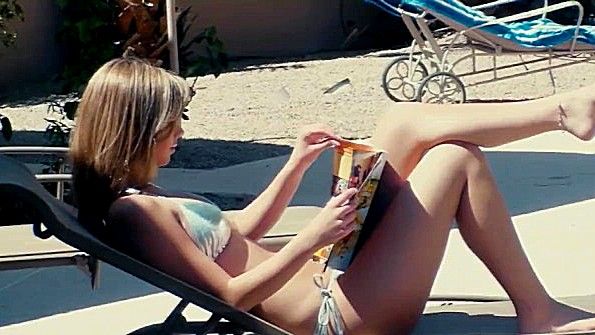 Подсматривание за шалостями девицы у бассейна