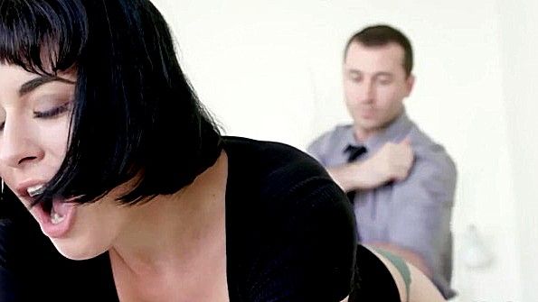 Дала парню задрать платье и поебалась с ним