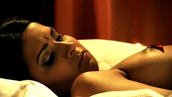 Индианка лежит и неторопливо ласкает себя