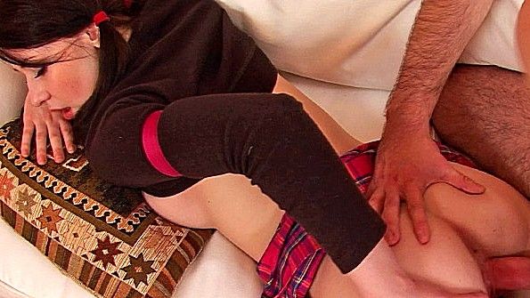 Шаловливая девица лежит в постели и по-разному трахается