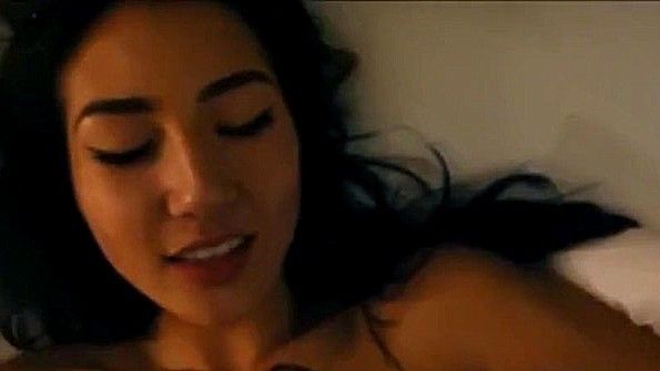 Азиатская барышня старательно отсасывает хуй в постели