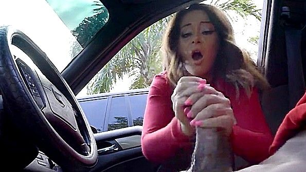 Дрочит хуй водителя через боковое стекло до спермы