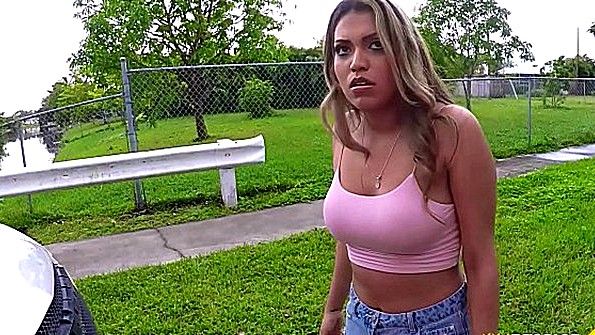 Мулатка ебется с парнем в гараже на капоте авто