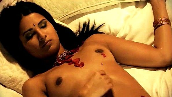 Индианка чувственно ласкает себя до оргазма