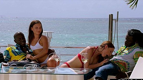 Девицы в купальниках ебутся с неграми на пляже