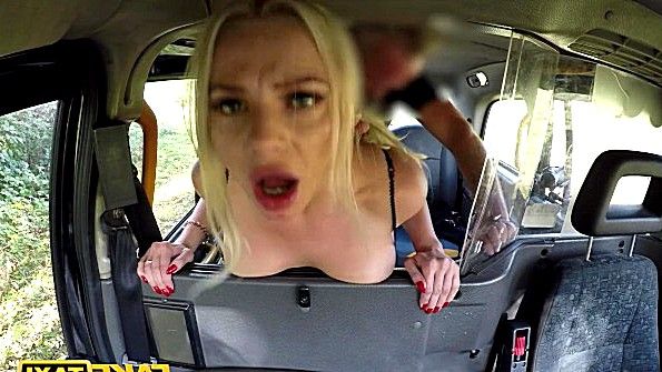 Роскошная пассажирка в колготах жестко трахается