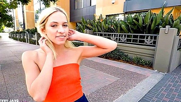 Засунул хуй в узкую пизду блондинки и дал ей кончить