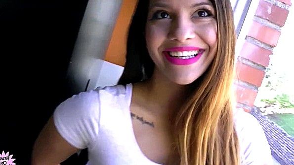 Улыбчивая брюнетка стала ебаться в жестком стиле