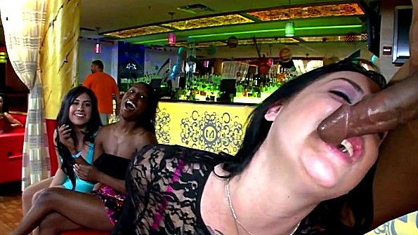 Стриптизер заставляет девок сосать у него член