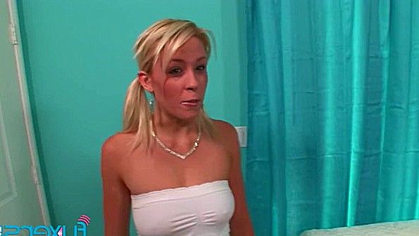 Негр жадно поимел бабенку и оставил в ней семя