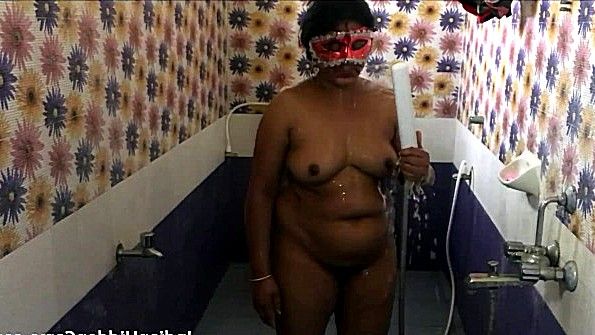 Возбужденная индианка моется и ласкает себя